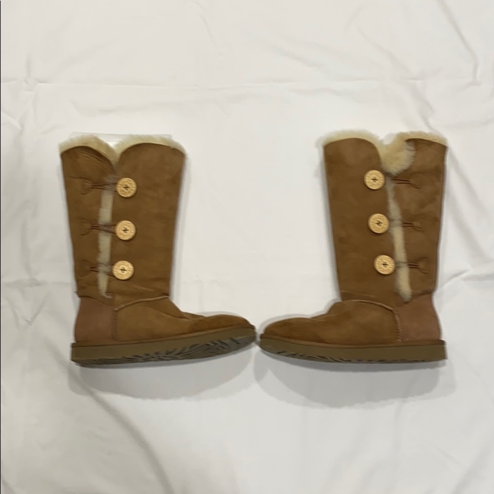 Ugg w/Bailey Button Triplet in Chestnut - Picture 2 of 14